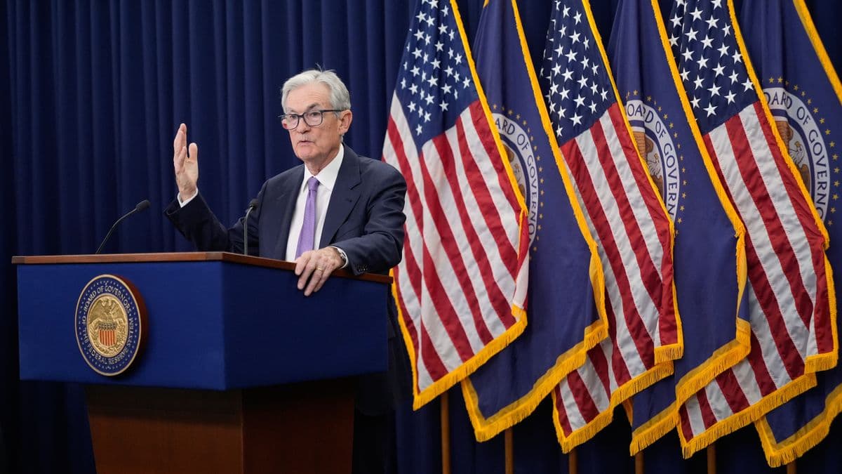 Bitcoin Dips as Fed Minutes Trigger $1 Trillion Crypto Sell-Off; Whales Realize $82M Profit, $5.3M Losses